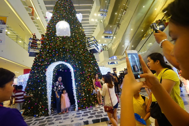 Người dân vui chơi mua sắm tại SCVivo City, Q.7, TP.HCM - Ảnh: Q.Định