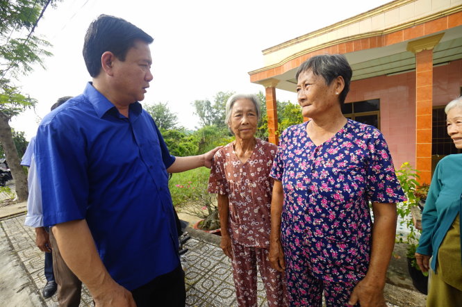 Bí thư Thành ủy TP.HCM Đinh La Thăng trò chuyện với người dân tại huyện Cần Giờ, TP.HCM sáng 25-12 - Ảnh: Quang Định