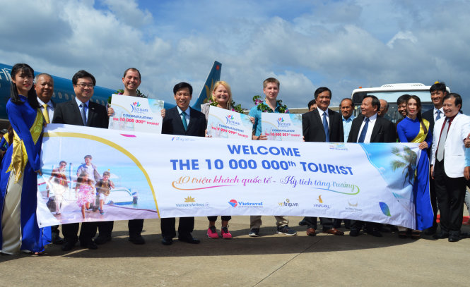 Lãnh đạo ngành du lịch, tỉnh Kiên Giang và huyện đảo Phú Quốc chào đón các vị du khách quốc tế đặc biệt - Ảnh: H.Trung