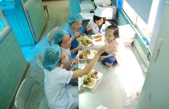 Thùy Nhi cùng các “mẹ” quây quần ăn cơm trưa ngay tại phòng sơ sinh bệnh lý - Ảnh: Quốc Nam