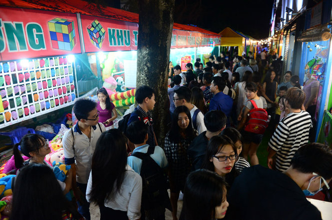Đông đảo bạn trẻ đến mua sắm và tham quan tại Rubik Zoo tại Thảo Cầm Viên Sài Gòn, Q.1, TP.HCM - Ảnh: QUANG ĐỊNH