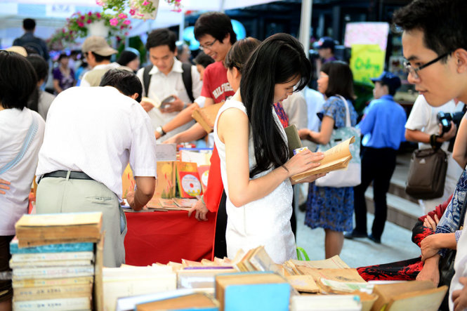 Công chúng xem sách trong ngày khai trương Đường sách Tp.HCM - Ảnh: THANH TÙNG