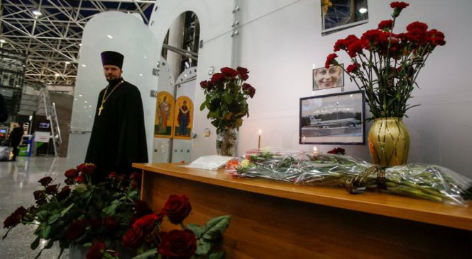 Người dân đặt hoa tưởng niệm các nạn nhân rơi máy bay tại sân bay quốc tế Sochi hôm 26-12 - Ảnh: Reuters