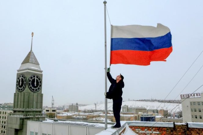 Cờ được treo rũ trên toàn nước Nga ngày 26-12 - Ảnh: Reuters