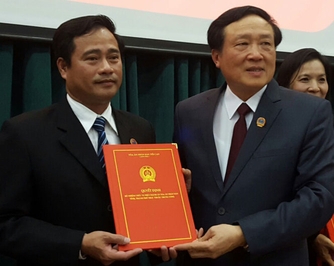 Ông Nguyễn Hòa Bình trao quyết định bổ nhiệm thẩm Phó Chánh án TAND TP.HCM cho ông Lê Thanh Phong - Ảnh Hoàng Điệp