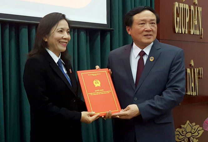 Ông Nguyễn Hòa Bình trao quyết định bổ nhiệm thẩm Phó Chánh án TAND TP.HCM cho bà Trịnh Ngọc Thúy - Ảnh Hoàng Điệp