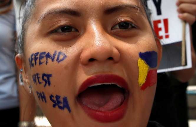Người dân Philippines biểu tình phản đối Trung Quốc - Ảnh: Reuters