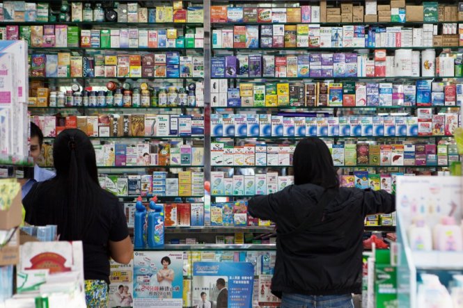 Lo ngại độ an toàn của thuốc tại Trung Quốc, nhiều người Trung Quốc đang mua bán bất hợp pháp các loại thuốc ung thư tại Hong Kong - Ảnh: AFP