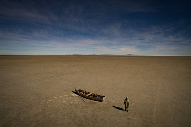 Ông Felix Condori, thị trưởng của vùng Llapallapani và từng là một ngư dân, đang đứng ở nơi từng một thời là cái hồ lớn thứ hai của Bolivia - Ảnh: New York Times