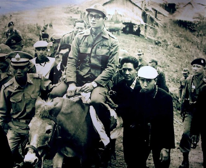 Vua Bhumibol cưỡi ngựa tại một ngôi làng miền núi năm 1969. Ngài muốn giúp dân làng tìm kế sinh nhai thay thế cây thuốc phiện - Ảnh: Hoàng gia Thái