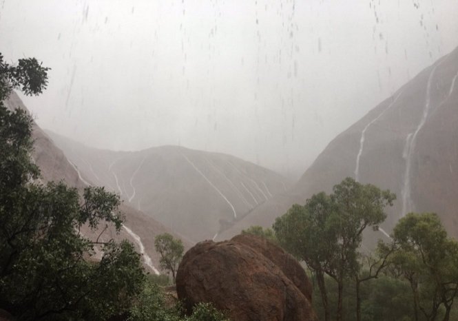 Nước chảy như thác từ trên núi xuống trong công viên quốc gia Urula - Ảnh chụp từ clip