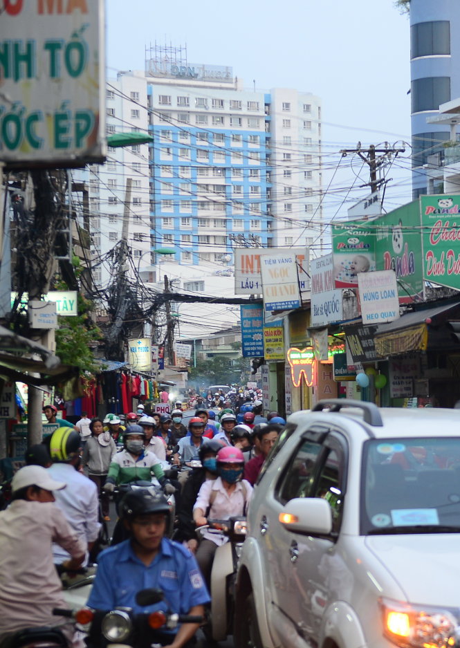 Người dân sống trên đường Chu Văn An, Q.Bình Thạnh (TP.HCM) cho rằng các cao ốc, chung cư mọc lên nhưng đường quá nhỏ là nguyên nhân gây nên tình trạng ùn tắc và kẹt xe (ảnh chụp chiều 26-12) - Ảnh: QUANG ĐỊNH
