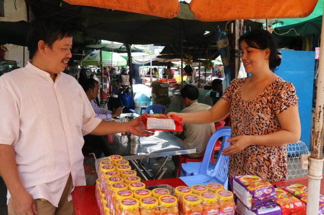 Chị Nguyễn Thị Mỹ Tho bày bán chao trước quán cà phê của mình tại Phnom Penh - Ảnh: TIẾN TRÌNH