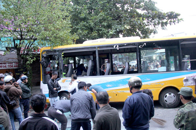 Xe buýt chở đoàn khảo sát tuyến xe buýt số 8 bị lật nhào sau cú đâm của xe tải- Ảnh: TRƯỜNG TRUNG