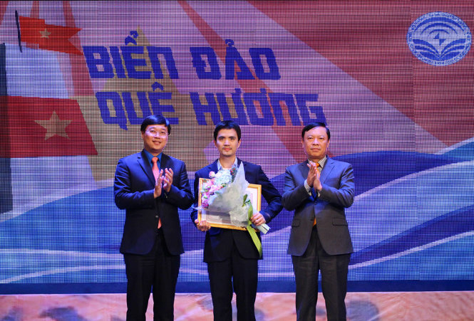 Đỗ Cao Sơn - du học sinh Việt Nam tại Hàn Quốc xuất sắc nhận giải nhì với tác phẩm Đóng góp ý kiến về vấn đề nước sạch - rau xanh và môi trường các quần đảo tuyến ngoài - Ảnh: HÀ THANH