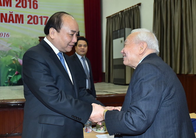 Thủ tướng Nguyễn Xuân Phúc bắt tay, trò chuyện với các nhà khoa học tại hội nghị - Ảnh: Cổng thông tin Chính phủ cung cấp