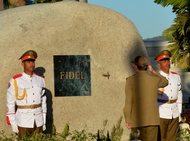 Chủ tịch Raul Castro (giữa) chào tiễn biệt ở nơi an táng tro cốt Fidel Castro tại nghĩa trang Santa Ifigenia ở Santiago de Cuba, ngày 4-12 - Ảnh: Reuters
