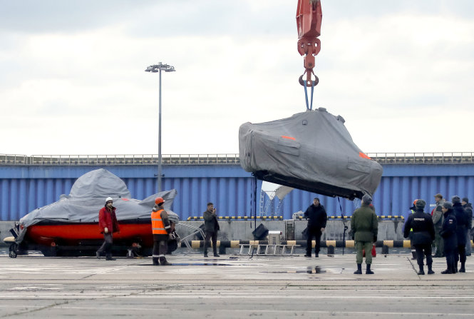 Thiết bị lặn ngầm được đưa đến cảng biển tại TP Sochi (Nga) ngày 26-12 chuẩn bị việc tìm kiếm thi thể và mảnh vỡ của chuyến bay bị nạn trên biển Đen - Ảnh: Reuters
