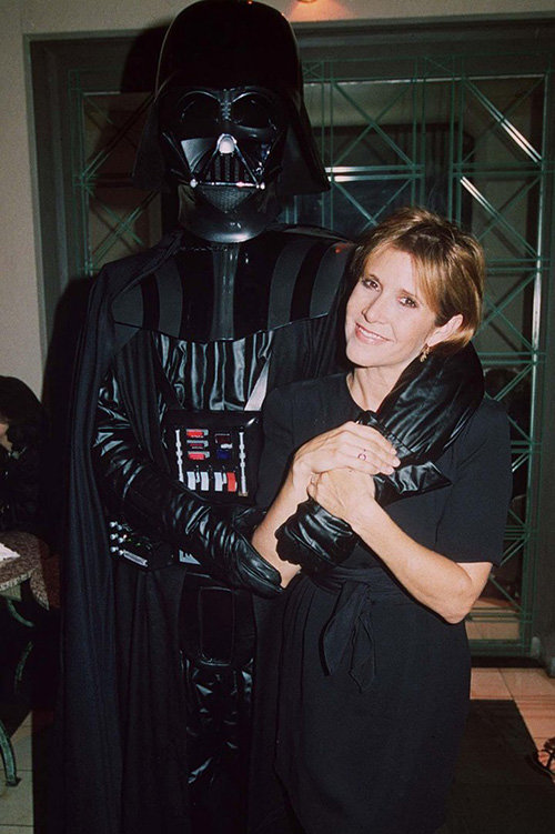 Carrie Fisher chụp hình với nhân vật Darth Vader trong lễ hội Star Wars năm 1995 - Ảnh: Hollywood Reporter