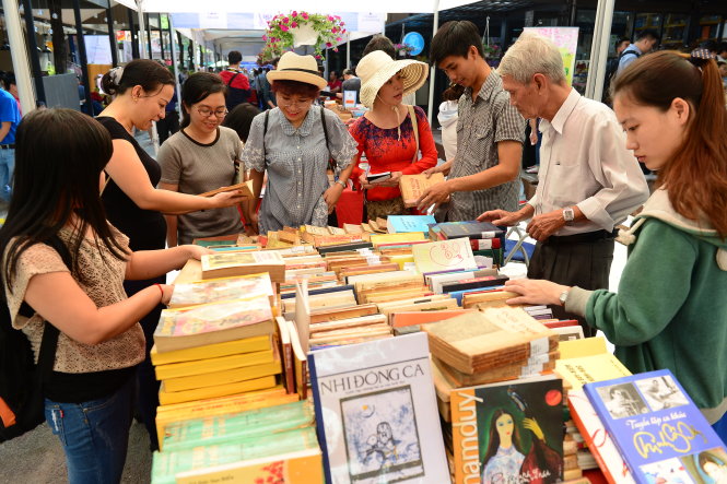 Đủ mọi lứa tuổi chọn mua sách tại đường sách Nguyễn Văn Bình, Q.1, TP.HCM - Ảnh: QUANG ĐỊNH
