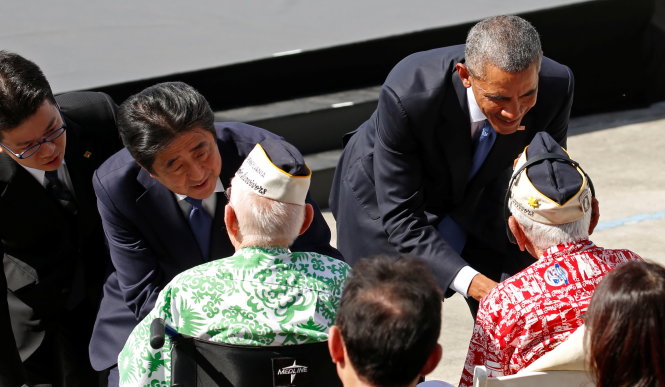 Thủ tướng Nhật Shinzo Abe và Tổng thống Mỹ Barack Obama gặp gỡ các cựu binh Mỹ sống sót sau vụ tấn công Trân Châu Cảng 75 năm trước khi hai ông tưởng niệm các nạn nhân vào ngày 27-12 - Ảnh: Reuters
