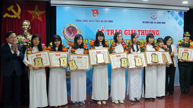 Anh Nguyễn Anh Tuấn, bí thư TƯ Đoàn trao phần thưởng cho các nữ sinh tiêu biểu lĩnh vực kỹ thuật 2016..