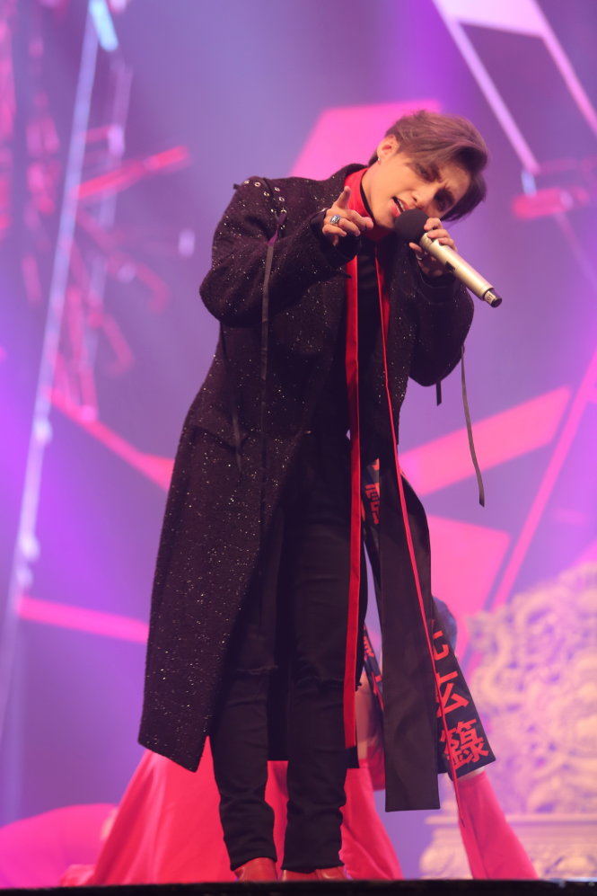 Anh biểu diễn trong sự cổ vũ của khoảng 3000 khán giả hâm mộ tại Trung tâm ca nhạc Lan Anh TP.HCM - Ảnh: Quang Định