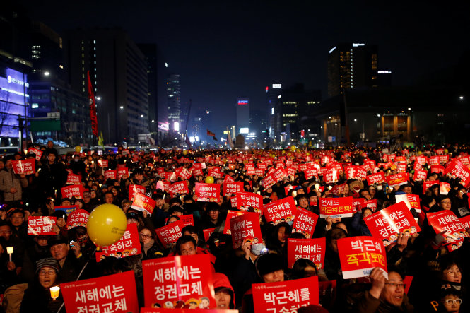 Hàng trăm ngàn người biểu tình ở Seoul trong đêm giao thừa 31-12-2016 - Ảnh: Reuters