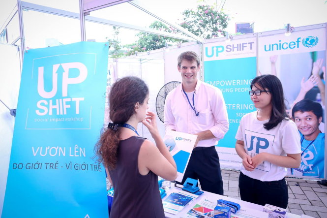 Anh Brian Cotter (giữa) cùng tình nguyện viên giới thiệu về dự án UPSHIFT tại chương trình Ngày quốc tế thanh niên (12-8) diễn ra ở Hà Nội - Ảnh: Facebook nhân vật