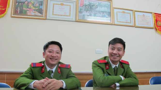 Hai tài xế trẻ (từ trái sang) Nam và Công - Ảnh: THÂN HOÀNG