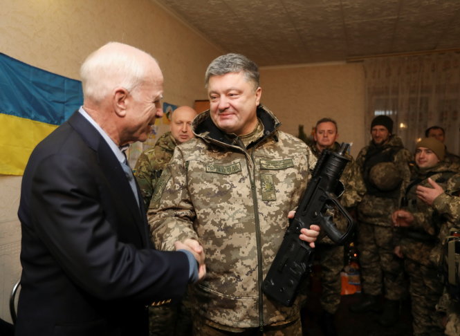 Tổng thống Ukraine Petro Poroshenko (phải) bắt tay với TNS Mỹ John McCain ngày 31-12 - Ảnh: Reuters