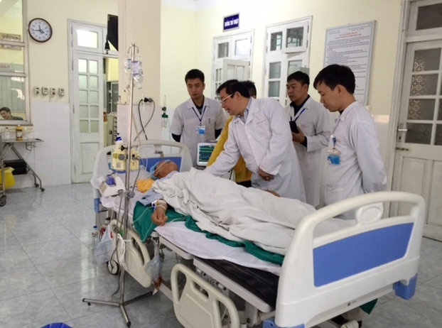 PGS.TS Lương Ngọc Khuê thăm ông M.V.N. sau ca mổ lấy panh tại Bệnh viện Gang thép Thái Nguyên - Ảnh: NGỌC KHANH