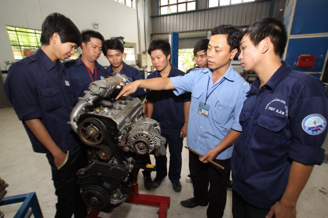 Một buổi học thực hành trên máy ôtô của sinh viên Trường CĐ Kinh tế - kỹ thuật Phú Lâm, TP.HCM - Ảnh: NHƯ HÙNG