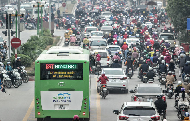 Những ngã tư lớn như Lê Văn Lương- Tố Hữu- Khuất Duy Tiến, bus nhanh BRT vẫn di chuyển khó khăn trong giờ cao điểm