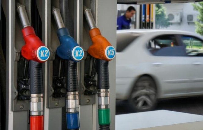 Ngày 3-1 giá dầu tăng mạnh nhất trong 18 tháng qua. Trong ảnh: bơm xăng tại một trạm xăng dầu ở Almaty, Kazakhstan - Ảnh: REUTERS