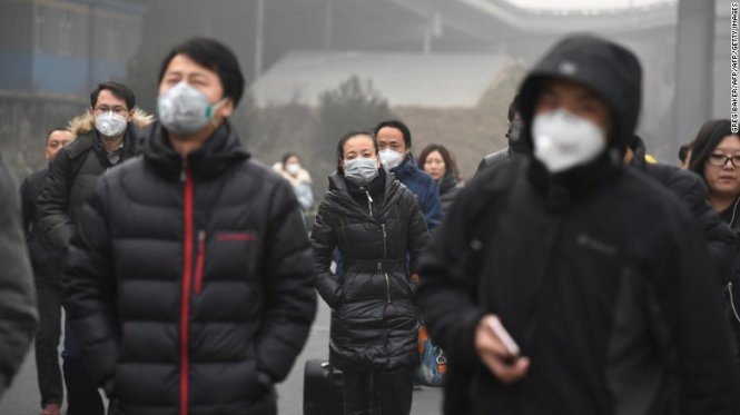 Người dân Bắc Kinh đeo khẩu trang kín mít khi ra đường - Ảnh: Getty