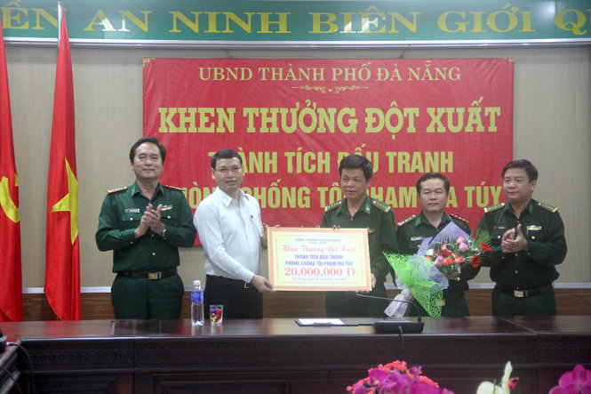 Ông Hồ Kỳ Minh - phó chủ tịch UBND TP Đà Nẵng thưởng nóng lực lượng Biên phòng Đà Nẵng - Ảnh: ĐOÀN CƯỜNG