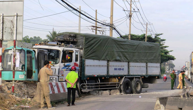 Sau khi lao qua dải phân cách và làn xe 2 bánh xe tải tông chết người đàn ông - Ảnh: TÂM ĐỨC