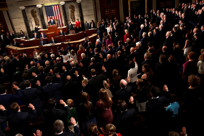 Các hạ nghị sĩ tuyên thệ trong phiên họp đầu tiên của Quốc hội Mỹ khóa 115 - Ảnh: Reuters