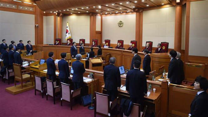 Các thẩm phán Hàn Quốc tại phiên tòa điều trần về việc luận tội bà Park ngày 5-1 - Ảnh: AFP