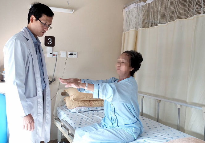 ThS.BS Trần Ngọc Tài đang khám cho một bệnh nhân Parkinson tại Bệnh viện Đại học Y dược TP.HCM - Ảnh: M.TRÍ