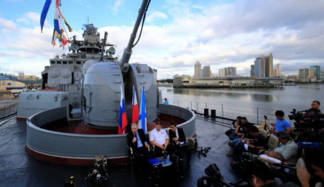 Đại sứ Nga tại Philippines Igor Khovaev (trái) và Chuẩn đô đốc Eduard Mikhailov (giữa) trả lời truyền thông trên tàu hải quân Admiral Tributs của Nga - Ảnh: Reuters