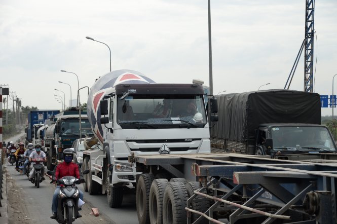Xe ùn ứ tại khu vực vòng xoay Mỹ Thủy - đường vào cảng Cát Lái, Q.2, TP.HCM (ảnh chụp chiều 5-1) - Ảnh: Tự Trung