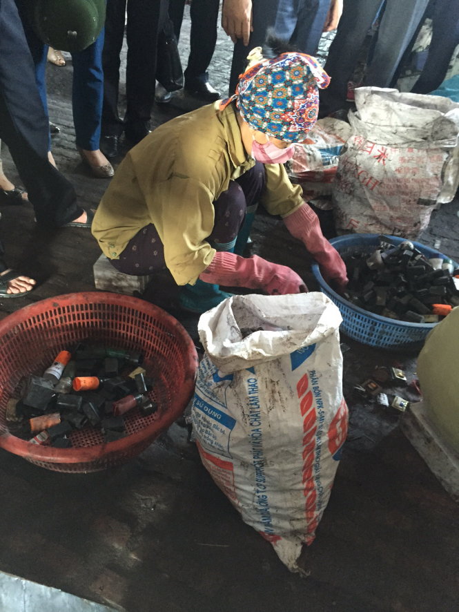 Thu hồi chì từ bình ăcquy cũ ở làng nghề Đông Mai, huyện Văn Lâm (Hưng Yên), nơi có hàng trăm trẻ em bị nhiễm chì - Ảnh: LAN ANH