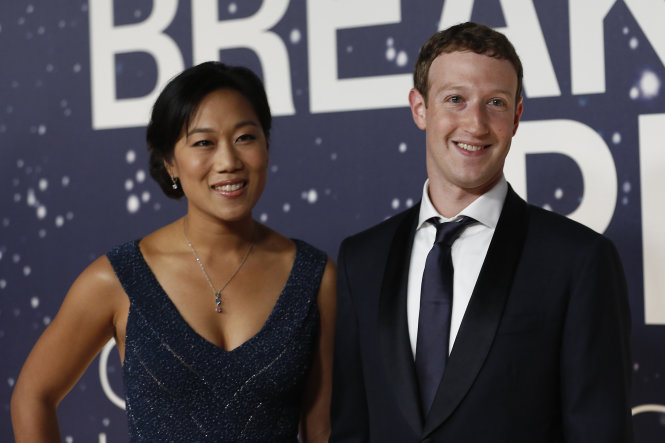 Vợ chồng tỉ phú công nghệ Mark Zuckerberg và Priscilla - Ảnh: Reuters
