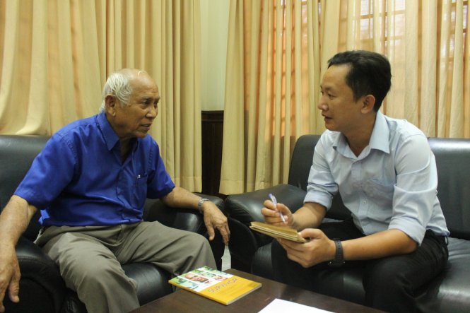Ông Chum May trò chuyện với phóng viên Tuôi Trẻ ở Phnom Penh - Ảnh: Chanh Tuy