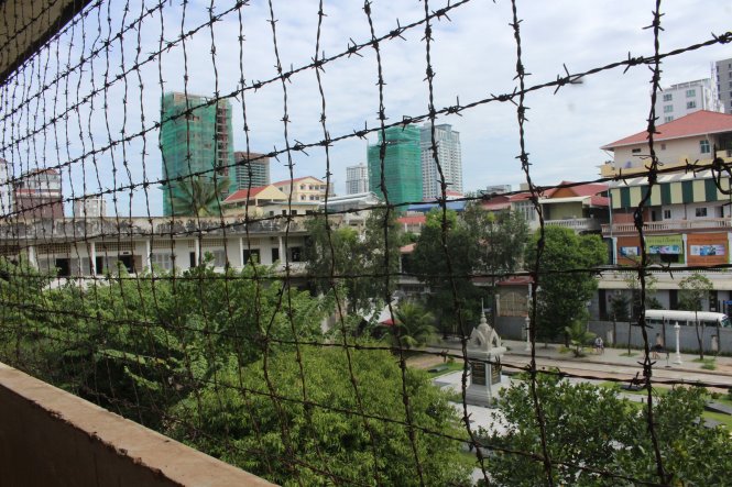 Bảo tàng diệt chủng Toul Sleng (Nhà tù S21) như một khoảng lặng giữa lòng thủ đô Phnom Penh.