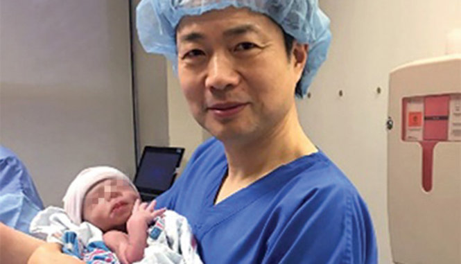 Bác sĩ John Zhang và bé gái có ba cha mẹ - Ảnh: Ảnh: AP