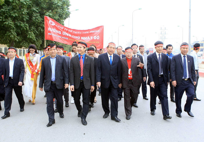 Phó Thủ tướng thường trực Trương Hòa Bình cùng lãnh đạo các bộ, ngành, Đoàn Thanh niên diễu hành hưởng ứng, cổ động hoạt động hiến máu nhân đạo tại ngày hội chủ nhật đỏ, sáng 8-1 - Ảnh: ĐỨC BÌNH
