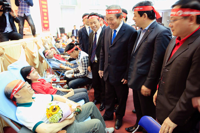 Phó Thủ tướng thường trực Trương Hòa Bình cùng lãnh đạo các bộ, ngành, Đoàn Thanh niên trực tiếp thăm hỏi, động viên các bạn trẻ tham gia hiến máu nhân đạo tại ngày hội chủ nhật đỏ - Ảnh: ĐỨC BÌNH